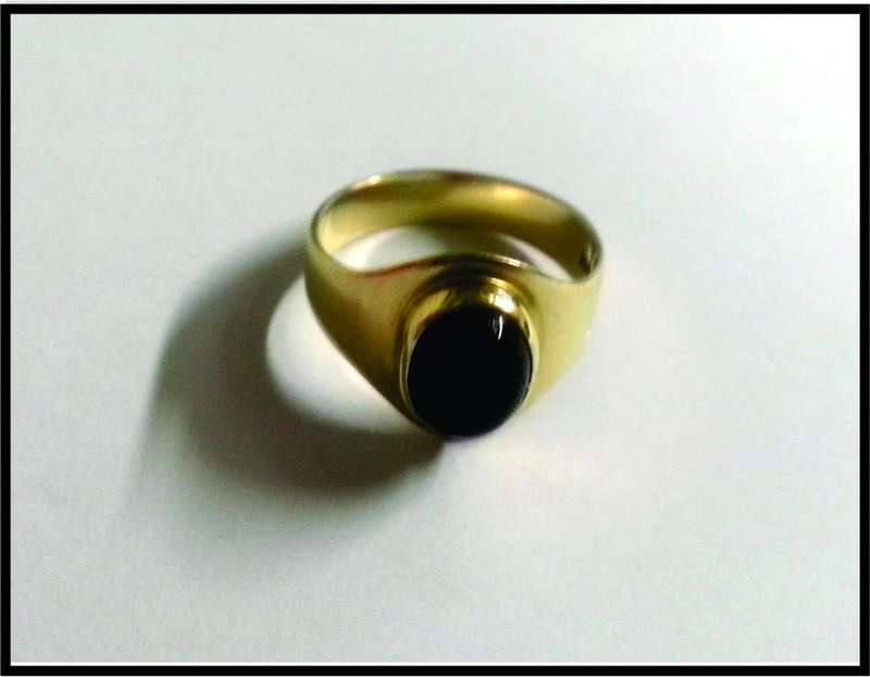 9ct gold ring with black stone