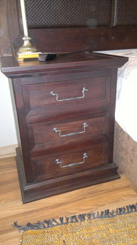 set 2 bed side tables