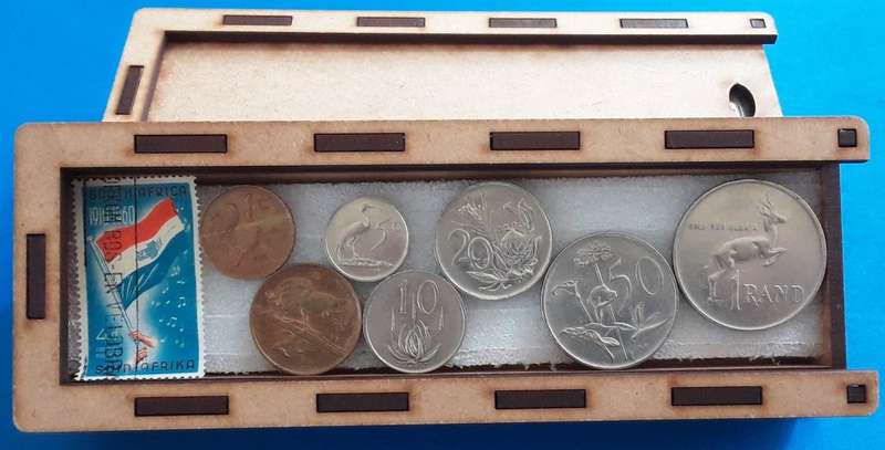 RSA- Union. 1988 coin set with used Union Flag Stamp. From 1c to R1. Comes in hand-crafted Gift Box