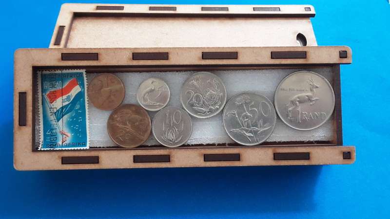 RSA- Union. 1988 coin set with used Union Flag Stamp. From 1c to R1. Comes in hand-crafted Gift Box