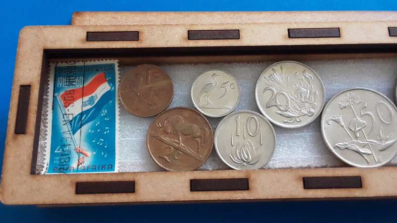 RSA- Union. 1988 coin set with used Union Flag Stamp. From 1c to R1. Comes in hand-crafted Gift Box