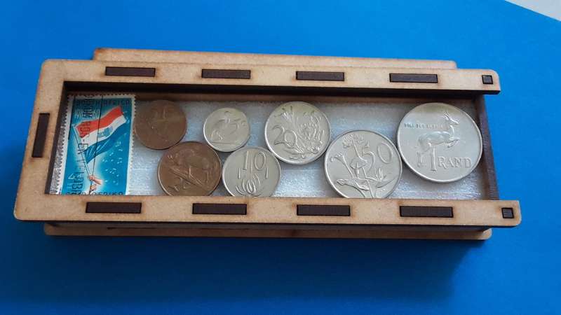 RSA- Union. 1988 coin set with used Union Flag Stamp. From 1c to R1. Comes in hand-crafted Gift Box