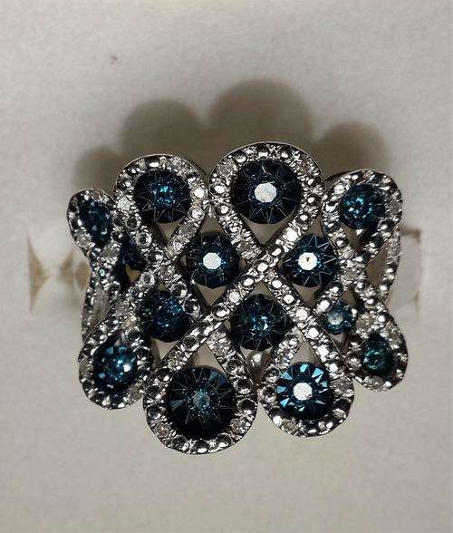 Stunning ring with natural diamonds on a CRAZY R1 AUCTION