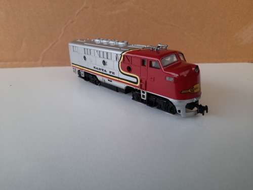 MODEL POWER HO - SANTA FE DIESEL LOCOMOTIVE AND CABOOSE