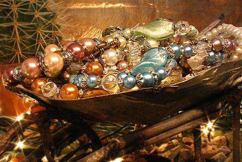 R1500.00 WORTH OF BEADS AND FINDINGS
