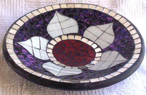 White flower with red centre mosaic round bowl - 25 x 5cm