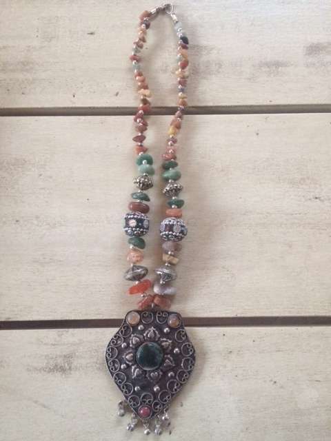 Moroccan style pointed shaped shield necklace - 34 cm
