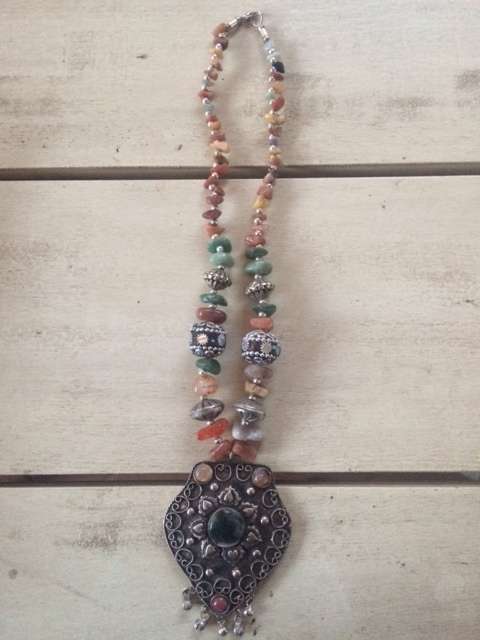 Moroccan style pointed shaped shield necklace - 34 cm