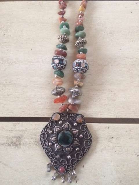 Moroccan style pointed shaped shield necklace - 34 cm