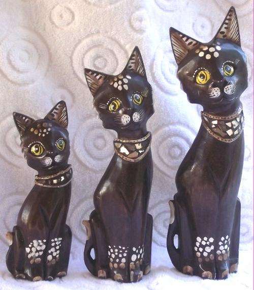 Yellow eyed with mosaic collar wooden cat set