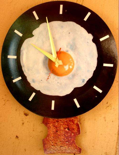 Egg with toast pendulum clock - 41 x 32 cm
