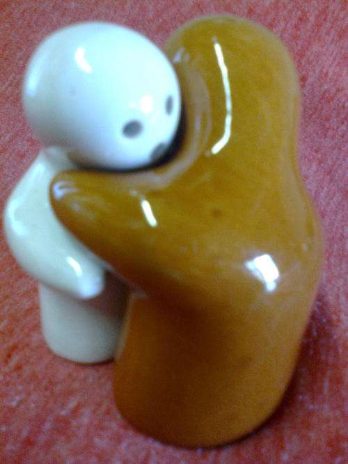 SALT AND PEPPER SHAKERS HUGGING COUPLE