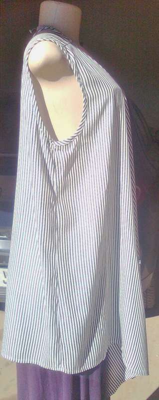 ELEGANT SLEEVELESS JACKET FOR THE FULLER FIGURE- SIZE:  22