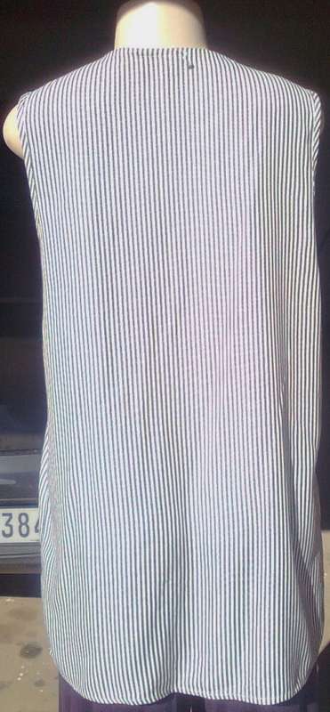 ELEGANT SLEEVELESS JACKET FOR THE FULLER FIGURE- SIZE:  22
