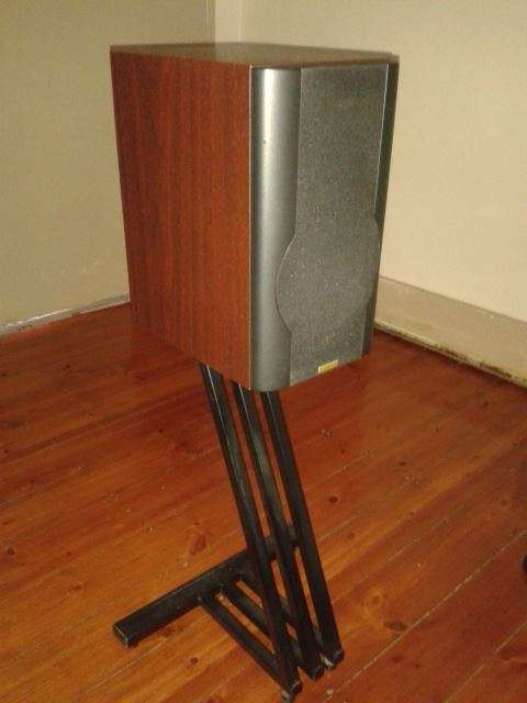 Jamo 307 bookshelf speakers with stands