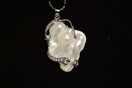 baroque style oversized pearl necklace