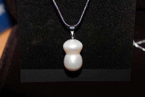 Twin pearl necklace