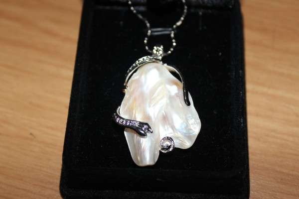 baroque style oversized pearl necklace