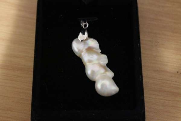baroque style pearl pendant