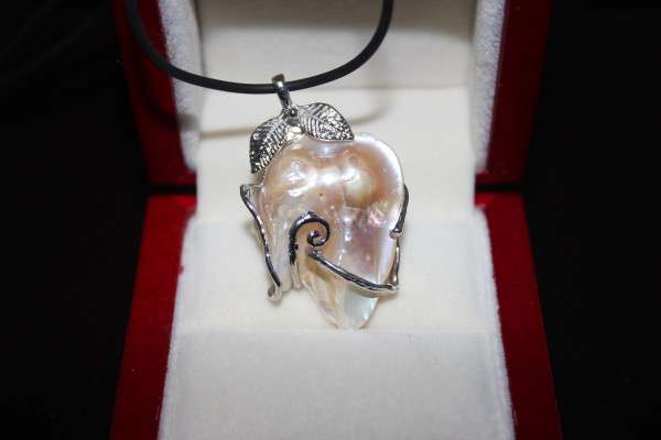 baroque style pearl pendant