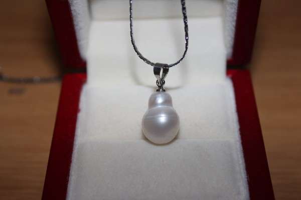 Twin pearl necklace
