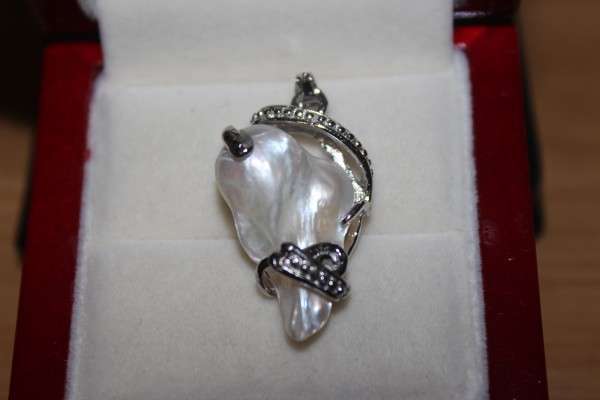baroque style pearl pendant