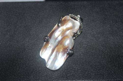 baroque style pearl pendant