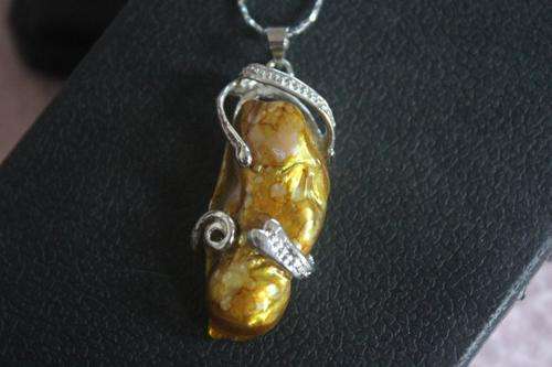 baroque style pearl pendant