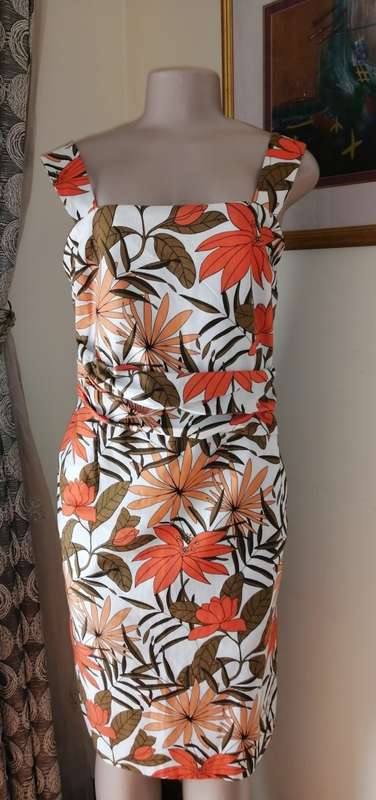Beauriful flower dress with ruched middle