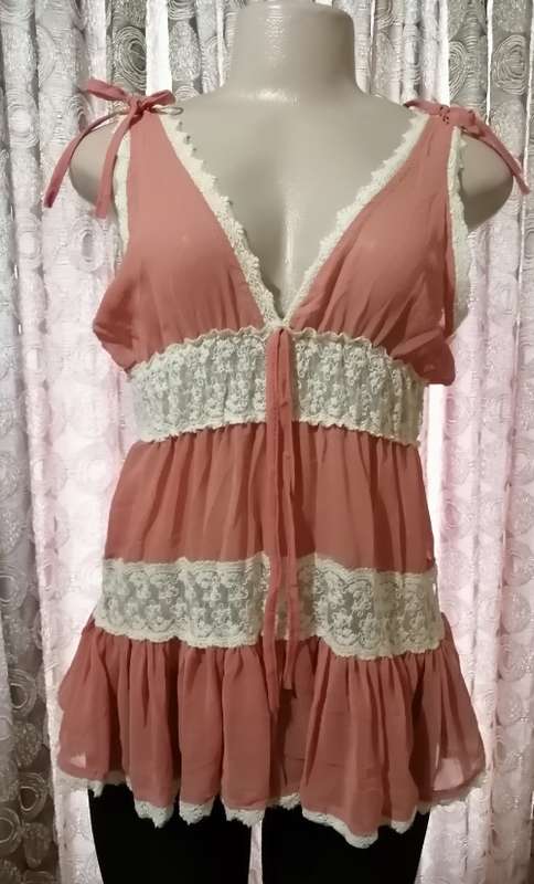 Pretty Sleeveless Top With Lace