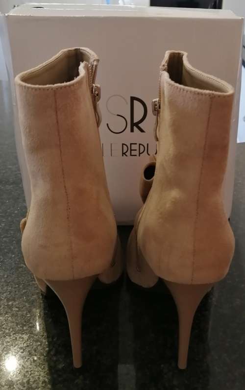 Taupe Boot With Bow Detail