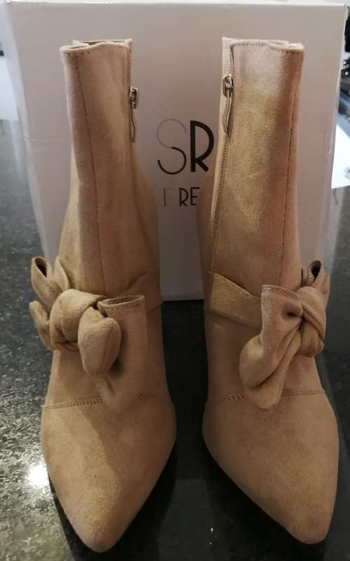 Taupe Boot With Bow Detail