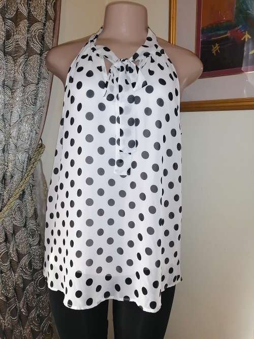 Pretty Black And White Sleeveless Blouse