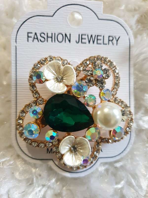 Flower Brooch With Green Rhinestone and Pearl Detail     d Pearl zdetail