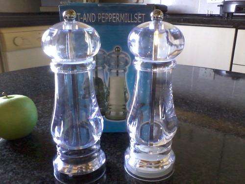SALT AND PEPPER MILL SET