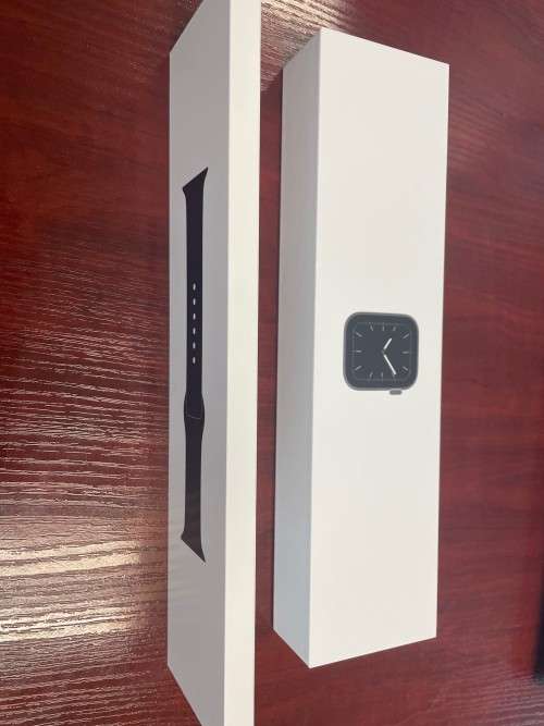 Apple Watch Series 5 40mm - Cracked Screen - Fully Functional - RELIST DUE TO TIME WASTER
