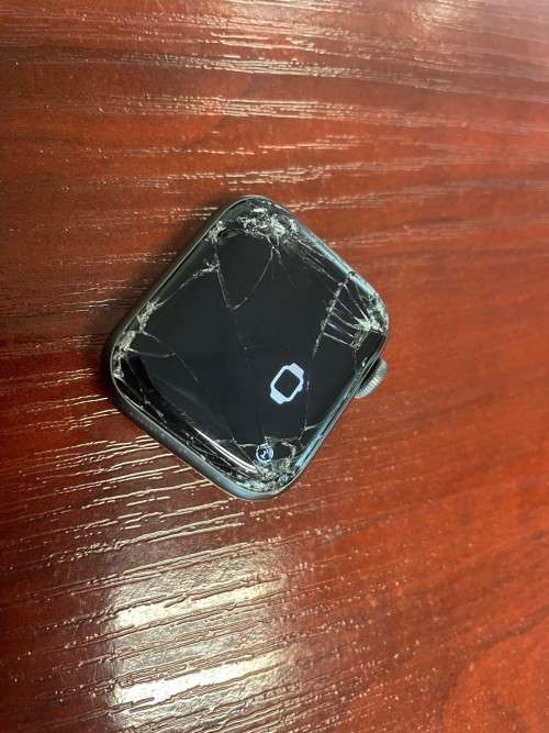 Apple Watch Series 5 40mm - Cracked Screen - Fully Functional - RELIST DUE TO TIME WASTER