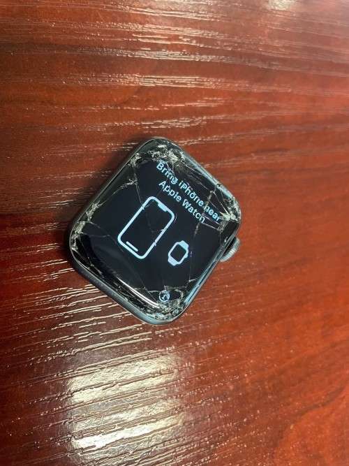 Apple Watch Series 5 40mm - Cracked Screen - Fully Functional - RELIST DUE TO TIME WASTER