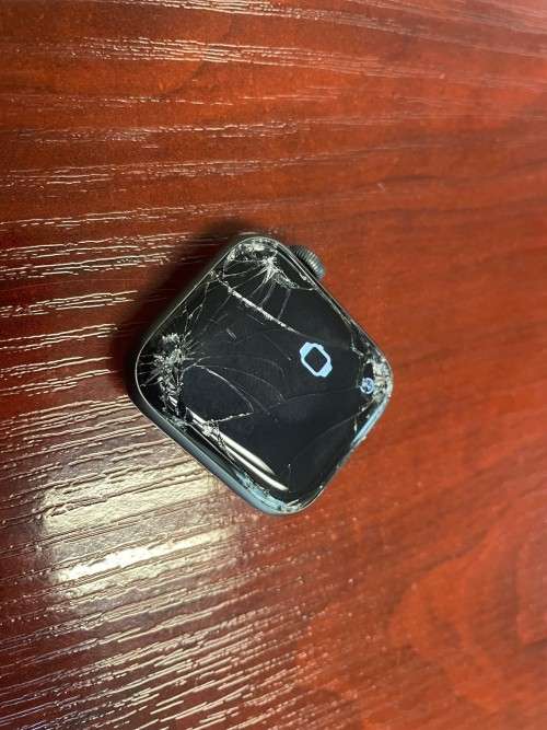 Apple Watch Series 5 40mm - Cracked Screen - Fully Functional - RELIST DUE TO TIME WASTER