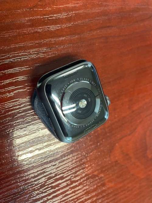 Apple Watch Series 5 40mm - Cracked Screen - Fully Functional - RELIST DUE TO TIME WASTER