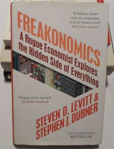 FREAKONOMICS - STEVEN D LEVITT & STEPHEN J DUBNER
