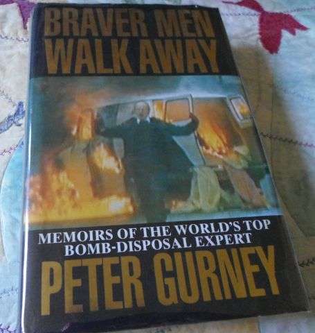 BRAVER MEN WALK AWAY - MEMOIRS OF THE WORLD'S TOP BOMB DISPOSAL EXPERT - PETER GURNEY