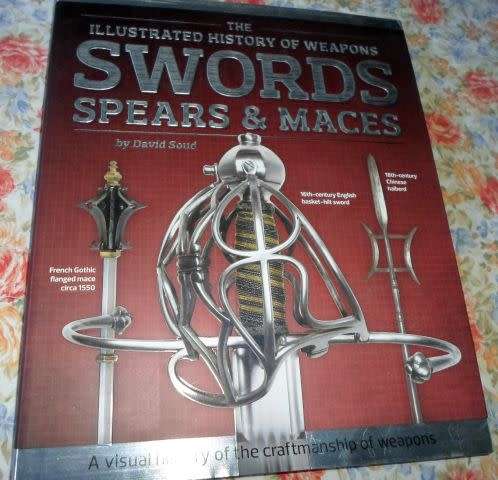 THE ILLUSTRATED HISTORY OF WEAPONS - SWORDS , SPEARS & MACES - DAVID SOUD (  weight 1 kg )