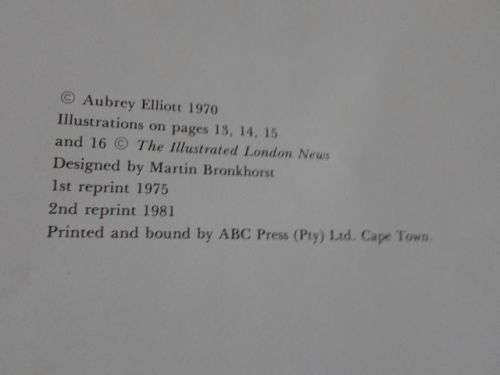 THE MAGIC WORLD OF THE XHOSA - AUBREY ELLIOTT ( weight 900 grams )