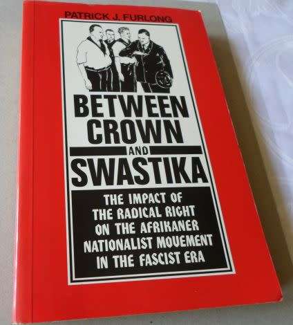 BETWEEN CROWN AND SWASTIKA - PATRICK J FURLONG ( weight 0,50 kg )