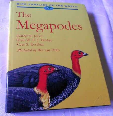 THE MEGAPODES - DARRYL N JONES , RENE W.R.J. DEKKER . CEES S ROSELAAR ( weight 0,80 kg )