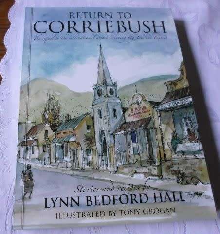 RETURN TO CORRIEBUSH - LYNN BEDFORD HALL , ILLUSTRATED BY TONY GROGAN - SIGNED BY BOTH ( 0,50 kg )