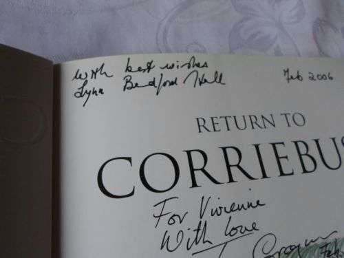 RETURN TO CORRIEBUSH - LYNN BEDFORD HALL , ILLUSTRATED BY TONY GROGAN - SIGNED BY BOTH ( 0,50 kg )
