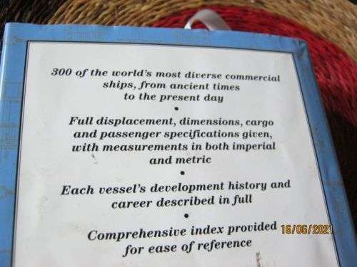 LINERS, TANKERS & MERCHANT SHIPS - 300 OF THE WORLD`S GREATEST COMMERCIAL VESSELS - ROBERT JACKSON