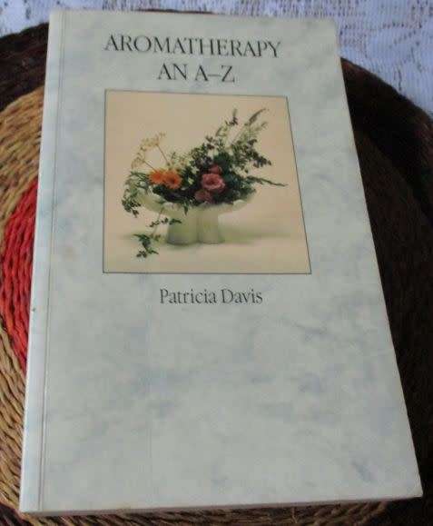 AROMATHERAPY AN A-Z - PATRICIA DAVIS